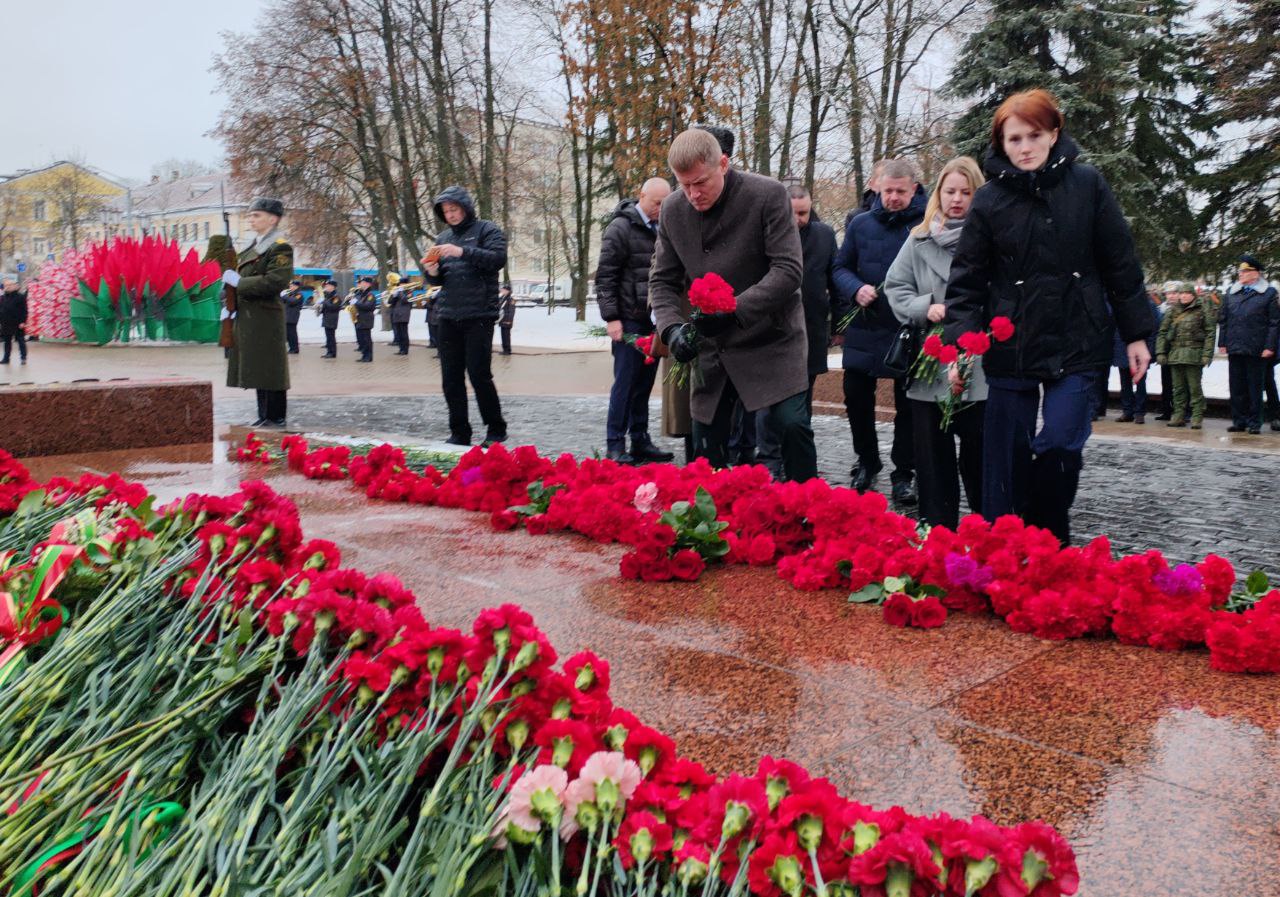 Минута молчания, цветы и память.