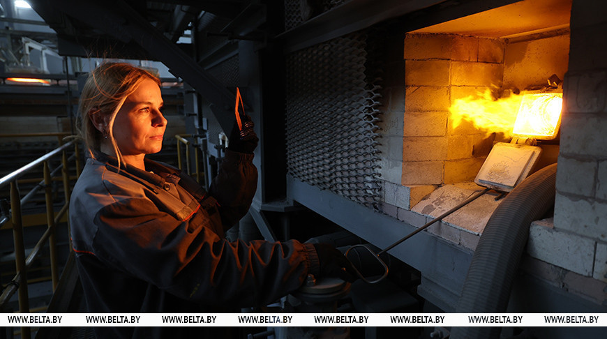 Как хрупкая женщина из Гродно держит под контролем стекловаренную печь