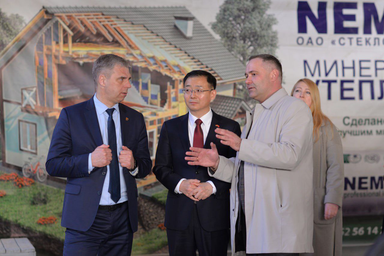 Чрезвычайный и Полномочный Посол Китайской Народной Республики в Республике Беларусь Чжан Вэньчуань посетил ОАО 