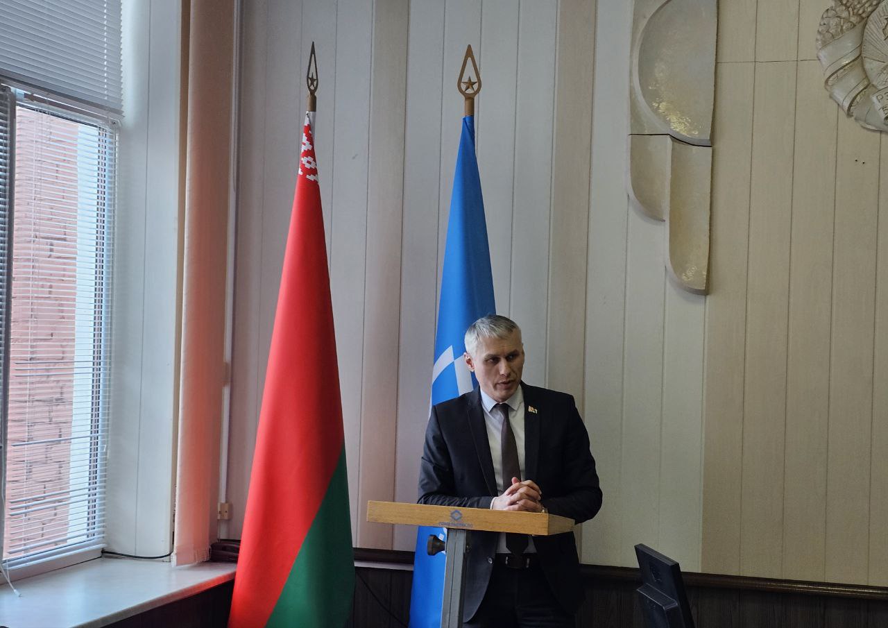 Первый заместитель министра архитектуры и строительства Республики Беларусь Владимир Наумович встретился с трудовым коллективом ОАО «Гомельстекло»